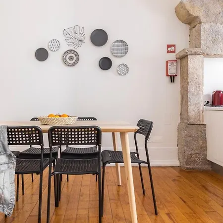 Plum Guide - Vinho & Amor * Lisbon
